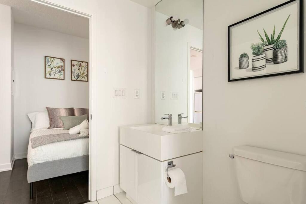 Guestic At Cityplace - Lake View & One Free Parking Toronto Bagian luar foto