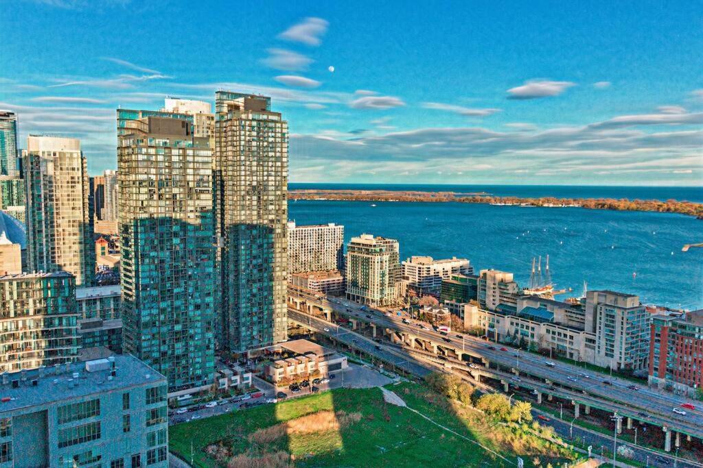 Guestic At Cityplace - Lake View & One Free Parking Toronto Bagian luar foto